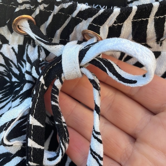 Kendall & Kylie size small shorts - Picture 3 of 4